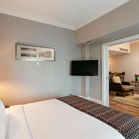 מלון Titanic Business Kartal 5*
