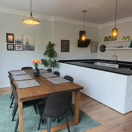 Brand New Luxuries 3-bedrooms In The Center Apartment *