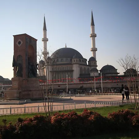 Private In Heart Of Taksim Square 2 Апартаменты