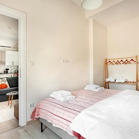 Hotel Whisper By Oval