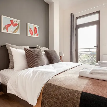 Hotel Whisper By Oval