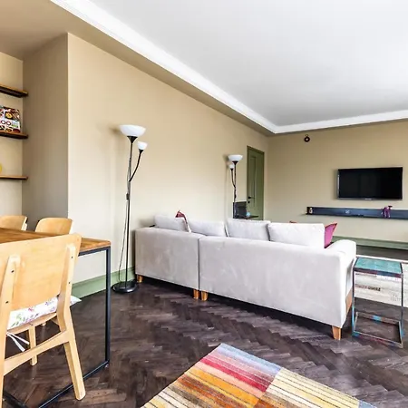 アパート Chic Flat W Balcony Bbq 10 Min To Emaar In Uskudar イスタンブール