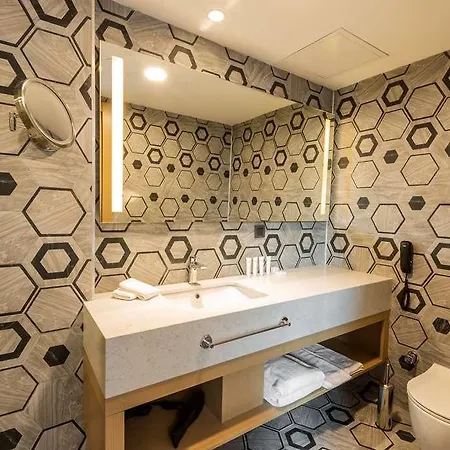 Radisson Istanbul Harbiye 4*