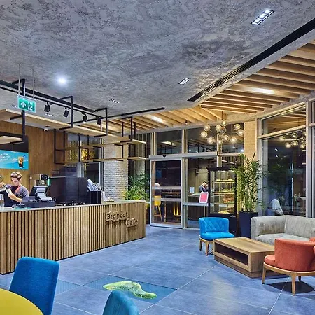 Ibis Airport Hotel *