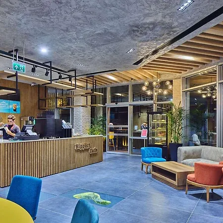 Ibis Airport Hotel *