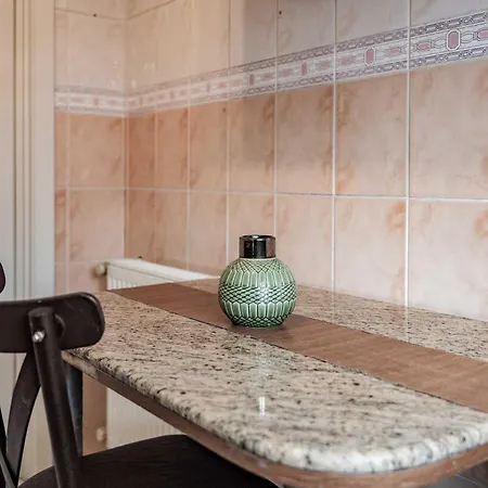 Apartment Bright & Cozy 2br Located In The Heart Of Living