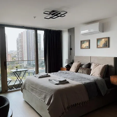 Modern With Balcony 아파트