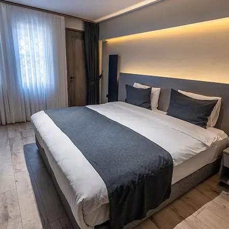 Отель Calanthe 3*