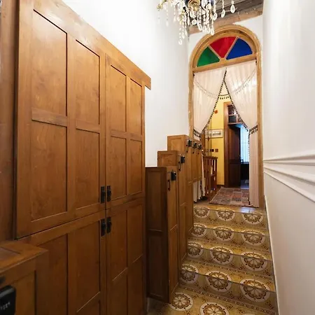 Beyoglu'nun Kalbinde Yueksek Tavanli Apartament Stambuł
