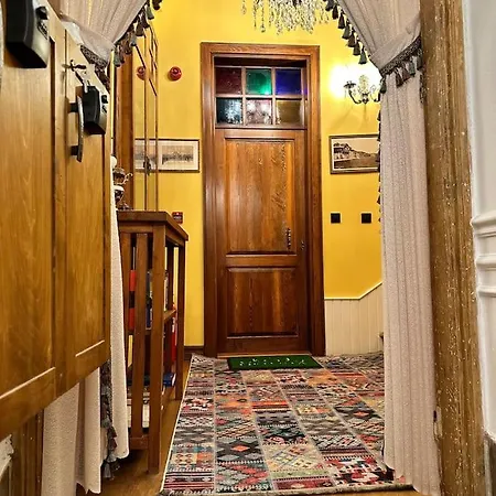 Beyoglu'nun Kalbinde Yueksek Tavanli Apartament