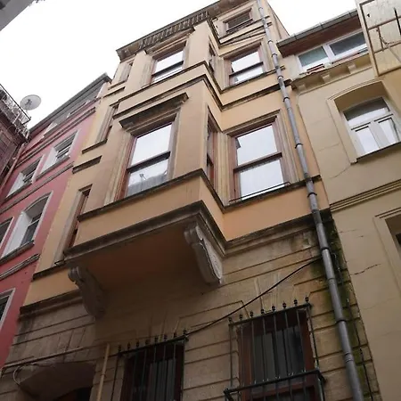 Beyoglu'nun Kalbinde Yueksek Tavanli Apartament *