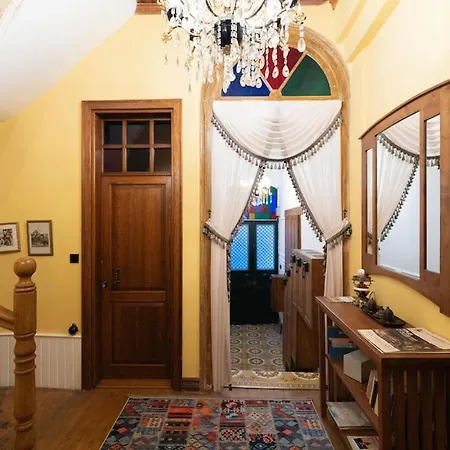 Beyoglu'nun Kalbinde Yueksek Tavanli * Stambuł