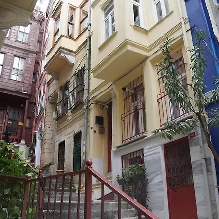 Beyoglu'nun Kalbinde Yueksek Tavanli Apartament Stambuł