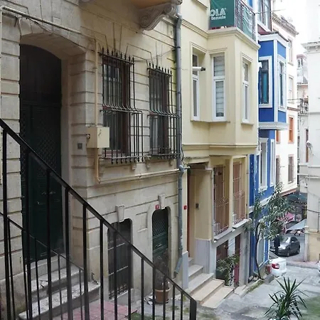 Beyoglu'nun Kalbinde Yueksek Tavanli * Stambuł