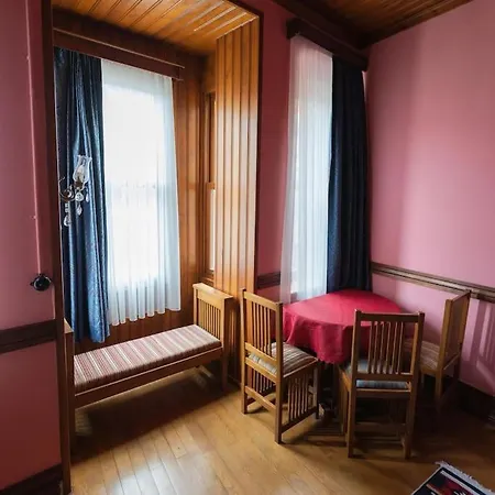 Beyoglu'nun Kalbinde Yueksek Tavanli Stambuł