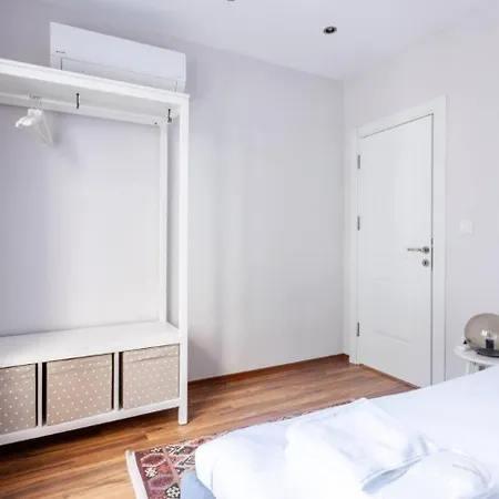 Spacious Modern 4-bed2bath Oasis! #370 *