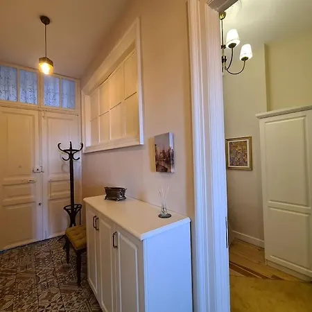 Elegant, Spacious, Quiet 3br Near Historic Center 이스탄불