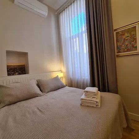 Elegant, Spacious, Quiet 3br Near Historic Center * 이스탄불
