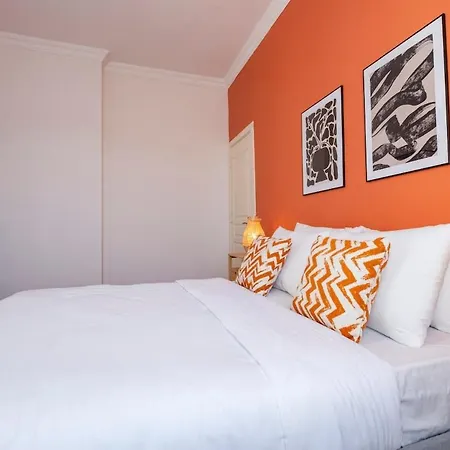 High-ceiling 3-bedroom Apartment *