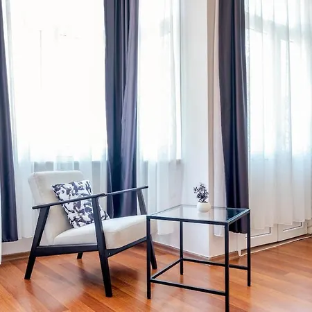 High-ceiling 3-bedroom Apartment *