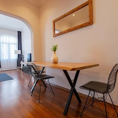 High-ceiling 3-bedroom * Istanbul