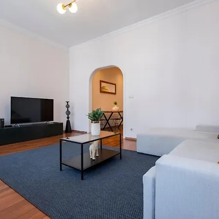 High-ceiling 3-bedroom Apartment Istanbul