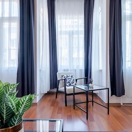 High-ceiling 3-bedroom * Istanbul
