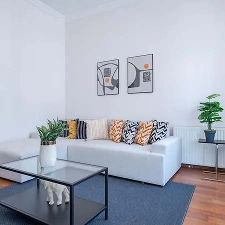 High-ceiling 3-bedroom Istanbul