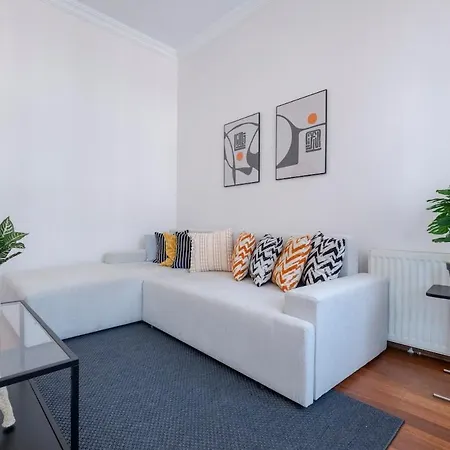 High-ceiling 3-bedroom Apartment