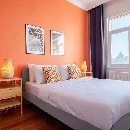 High-ceiling 3-bedroom * Istanbul