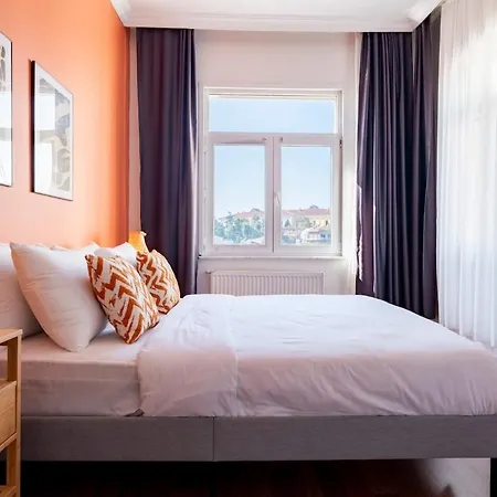 High-ceiling 3-bedroom Apartment *
