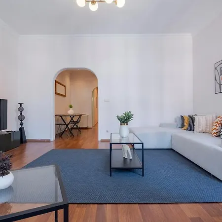 High-ceiling 3-bedroom Istanbul