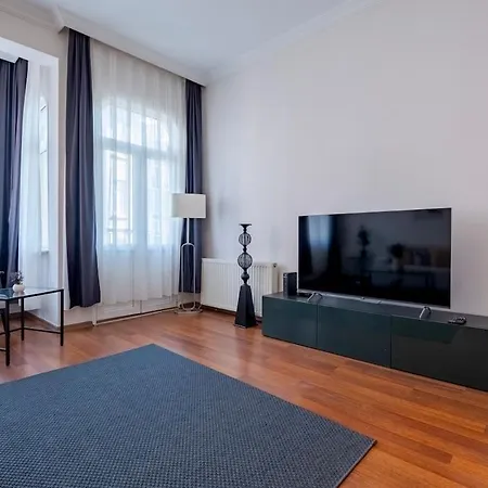 High-ceiling 3-bedroom Apartment *