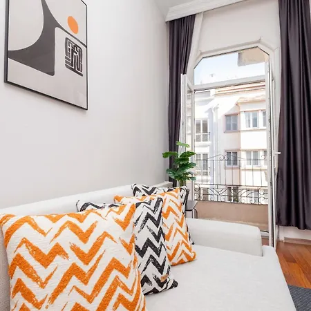 High-ceiling 3-bedroom Istanbul