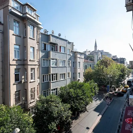High-ceiling 3-bedroom Apartment Istanbul