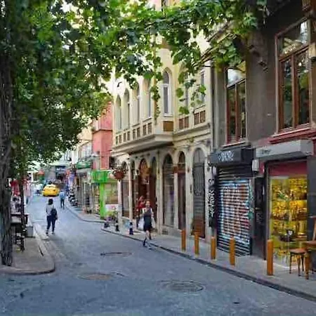 3 Bedroom Flat With 2 Balcony In Cihangir 아파트 이스탄불