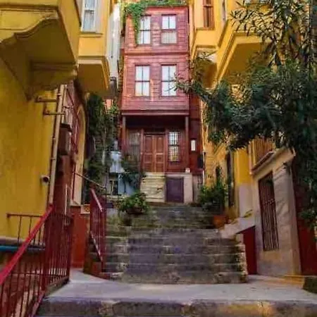 3 Bedroom Flat With 2 Balcony In Cihangir 이스탄불