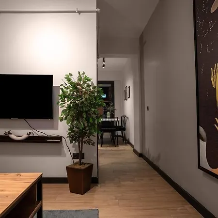 Spacious And Stylish 3br W Private Garden Appartement