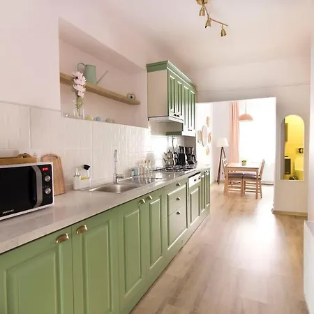 Soft Modern Inspiring Flat In The Center Of Moda Stambuł