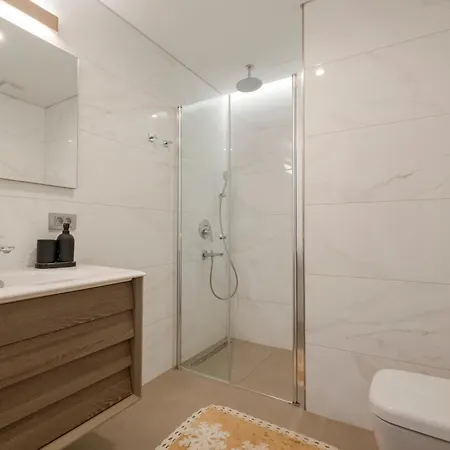 Spacious Duplex With 3 Bedrooms And 2 Bathrooms