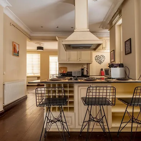 Spacious 3 Bedrooms 2 Bathrooms Apartament