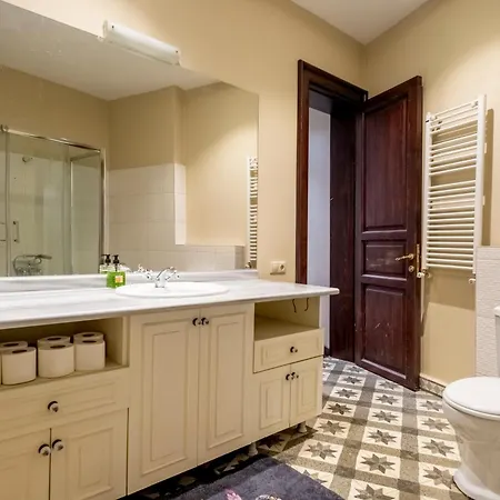 Spacious 3 Bedrooms 2 Bathrooms Stambuł