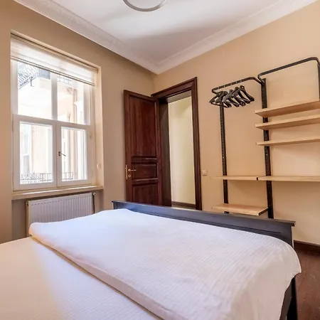 Spacious 3 Bedrooms 2 Bathrooms Apartament