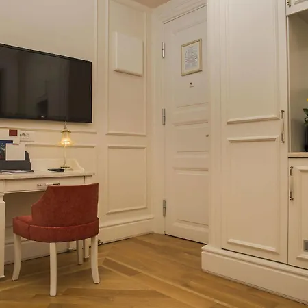 Corinne Art & Boutique Hotel 4*