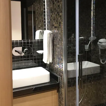 Four-g Hotel