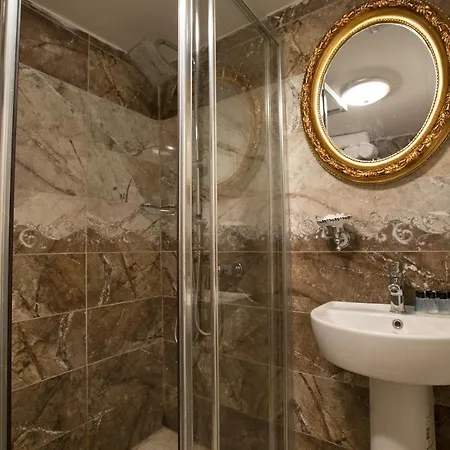 Queens Land Hotel