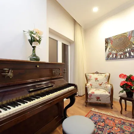 Lir Long Aparthotel 3*