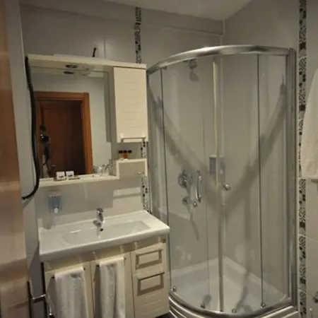 Retropera Hotell 2*