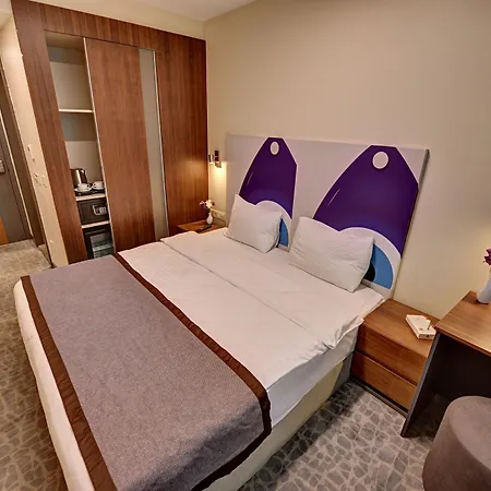 All Inn Hotel