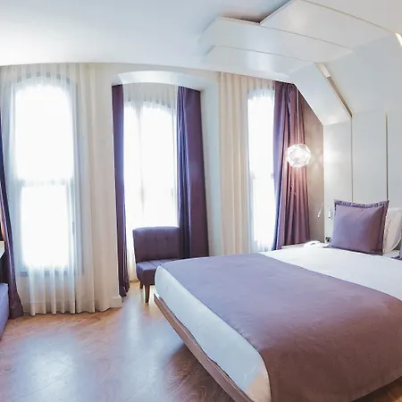 Maroon Pera Hotel